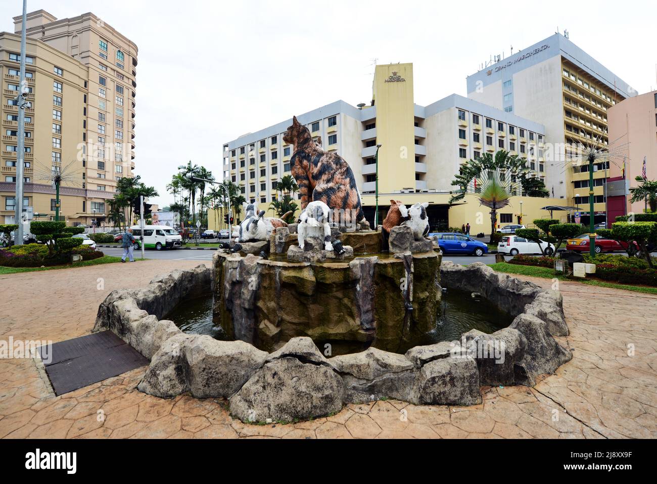 Sculptures de chats dans un rond-point principal dans le centre de Kuching, Sarawak, Malaisie. Banque D'Images