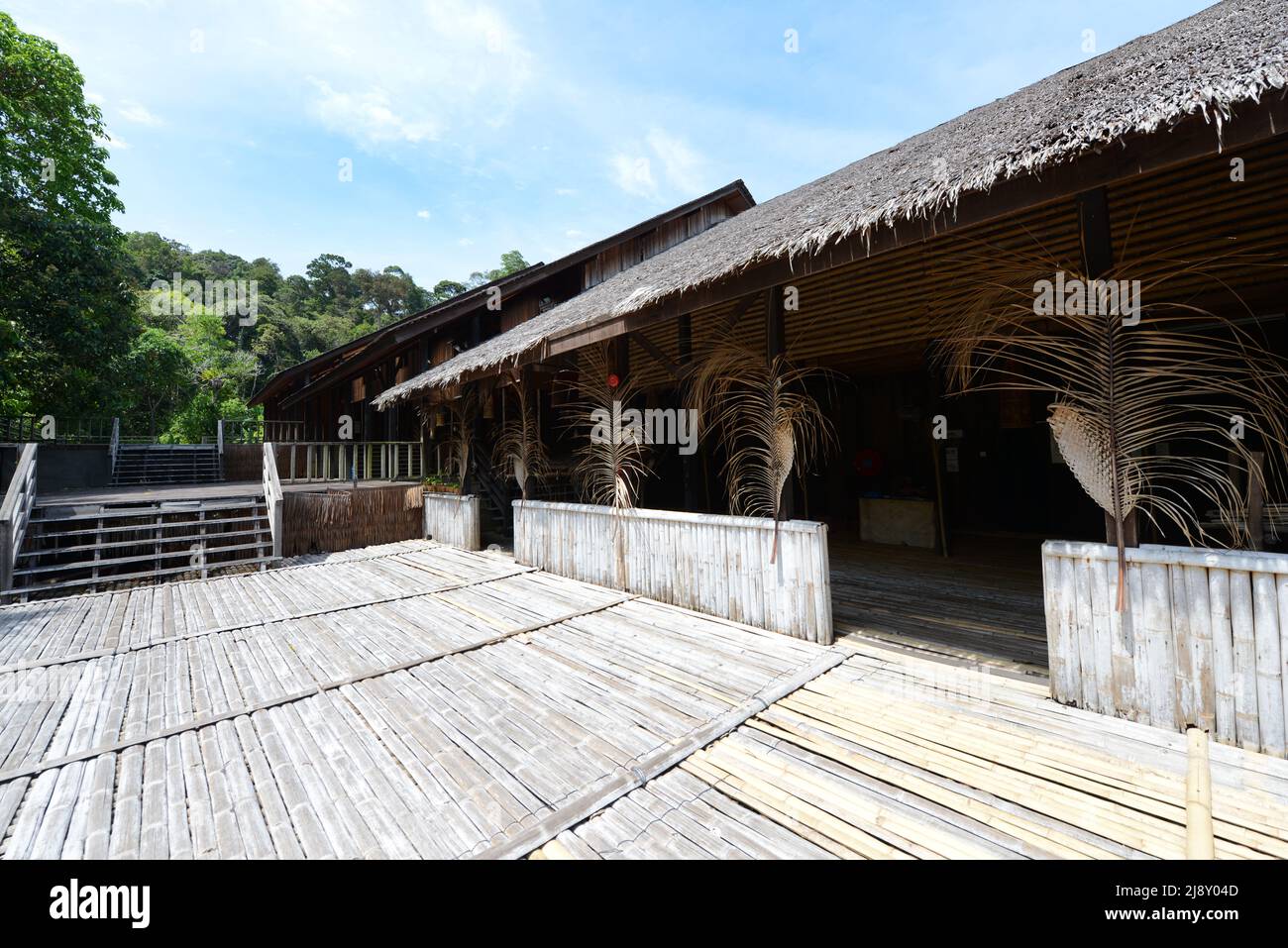 Maison traditionnelle IBAN longue au village culturel près de Kuching, Sarawak, Malaisie. Banque D'Images