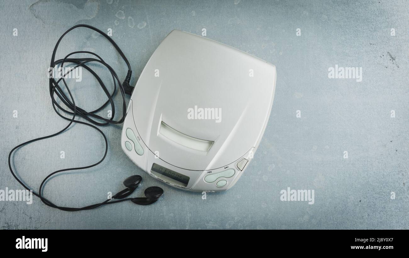 Gros plan sur un lecteur de disques compacts portable d'époque. Banque D'Images