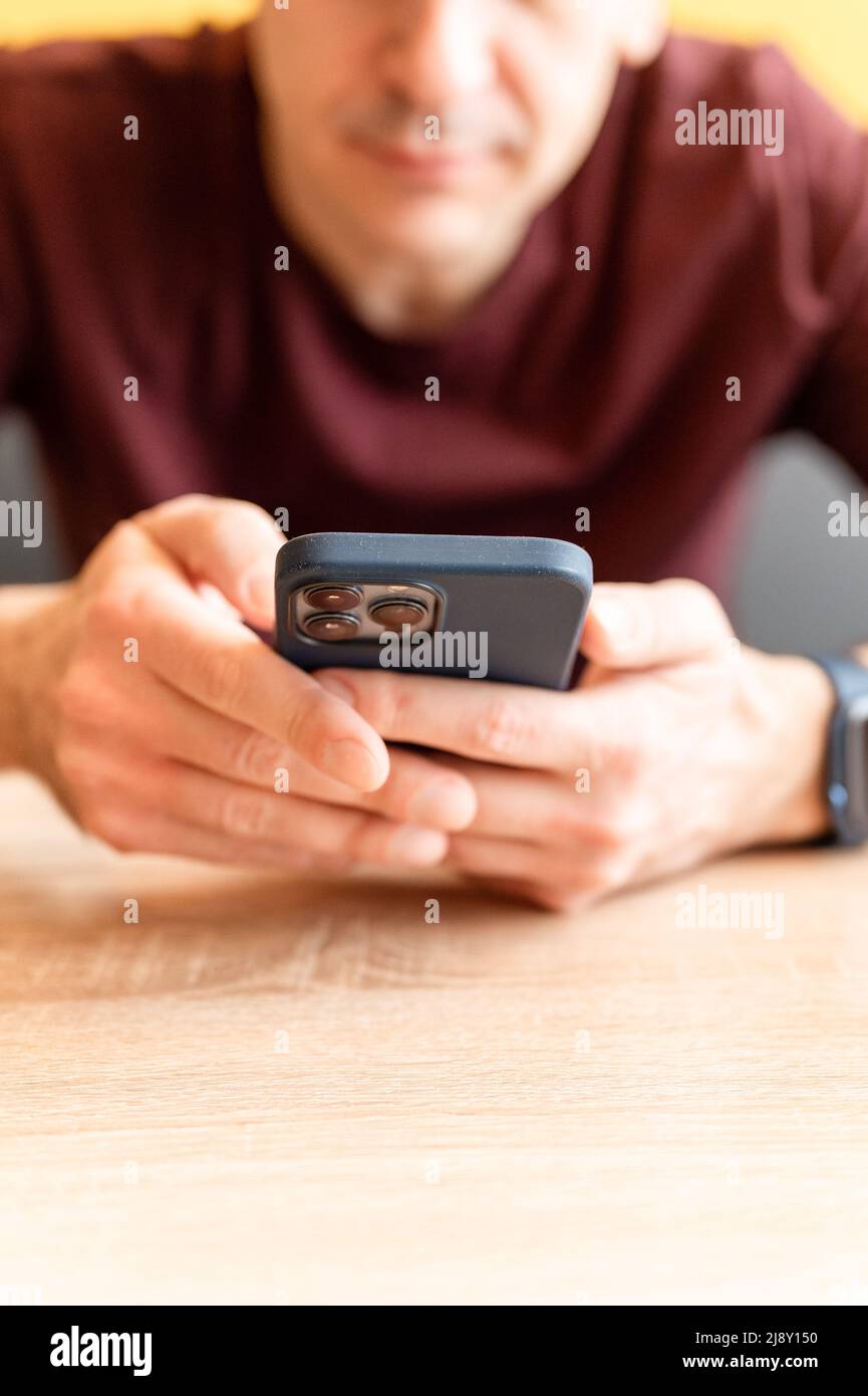 02.23.2022 Moscou. Homme utilisant la technologie moderne un téléphone mobile ou smartphone iphone touchant l'écran numérique. Personnes envoyant un message texte dans les médias sociaux Banque D'Images