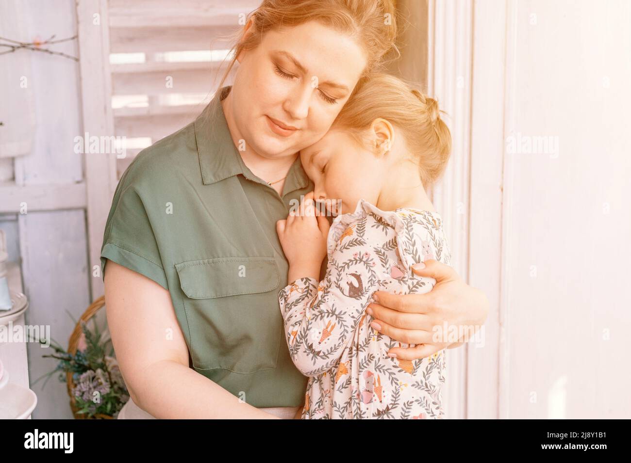 bonne mère de famille avec petite fille fille ont plaisir dans la
