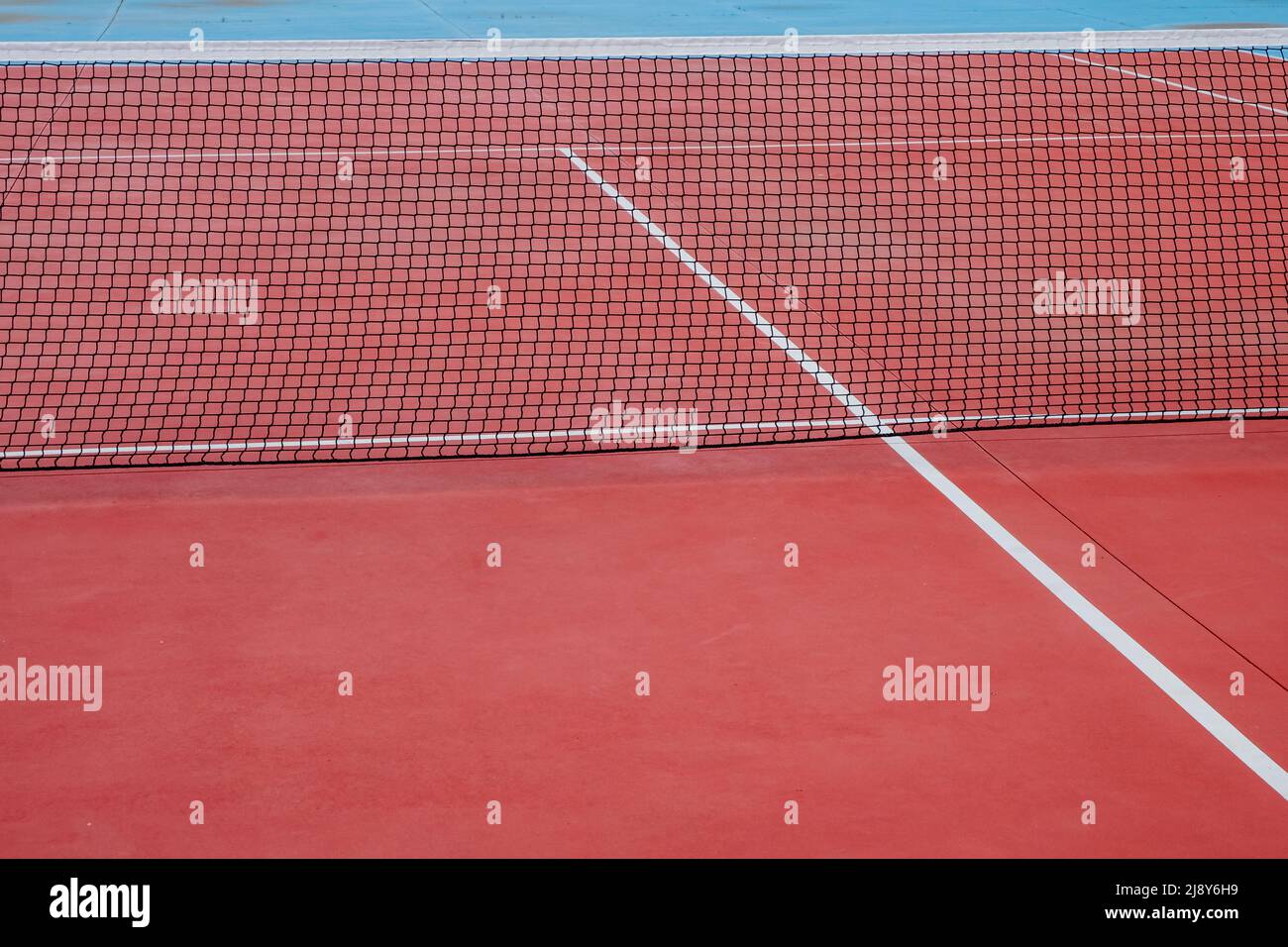 Court de tennis rouge à surface dure, concept de sports de raquette Banque D'Images