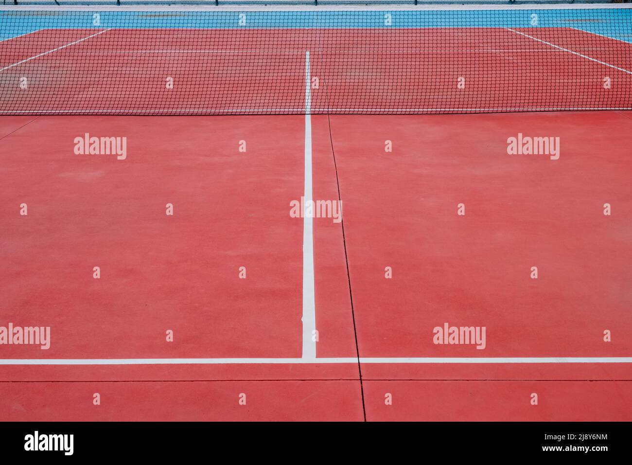 Vue sur un court de tennis rouge en surface dure Banque D'Images