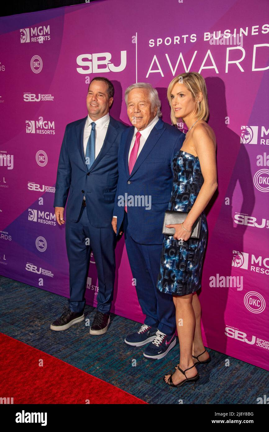 New York, États-Unis. 18th mai 2022. DaN Kraft, Robert Kraft et Dana Blumberg assistent aux Sports Business Awards 15th au New York Marriott Marquis Hotel de New York. Crédit : SOPA Images Limited/Alamy Live News Banque D'Images