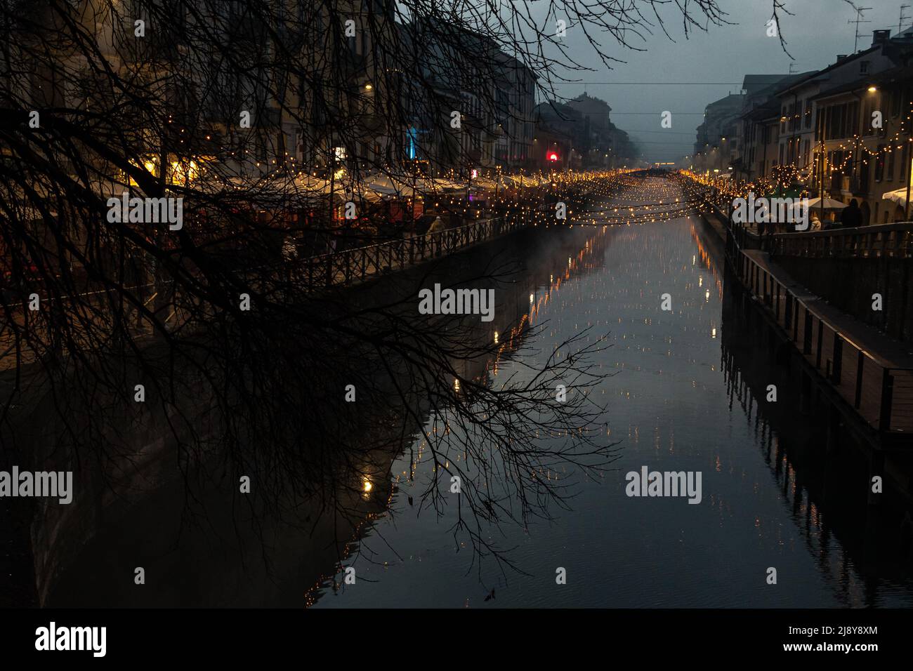Les navigli à l'heure de Noël sont un système de canaux interconnectés dans et autour de Milan, dans la région italienne de Lombardie, datant jusqu'à la Banque D'Images