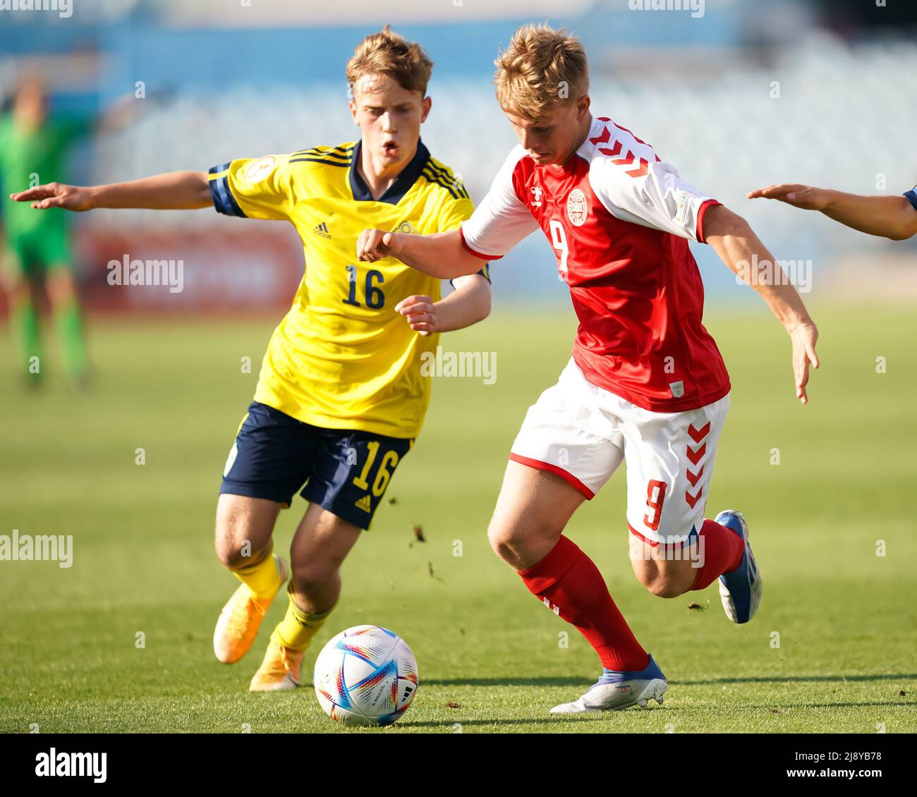 Tel Aviv, Israël. 17th mai 2022. Ludwig Thorell (16 Suède) et Ellas Hansborg-Sorensen (9 Danemark) se battent pour le ballon (duel) lors du championnat européen de football 2022 de l'UEFA de moins de 17 ans entre le Danemark et la Suède à Ramat-Gan-Stadion à tel Aviv, Israël. Daniela Porcelli/SPP crédit: SPP Sport presse photo. /Alamy Live News Banque D'Images