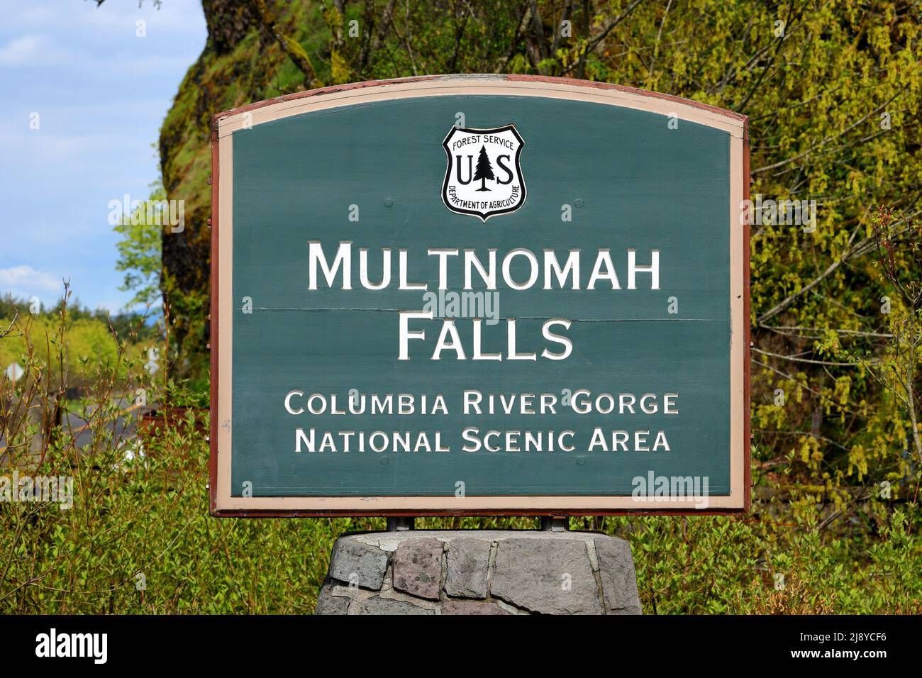 La signalisation pour le US Forest Service a géré les chutes Multnomah dans la zone panoramique nationale de Columbia River gorge, Oregon. Banque D'Images