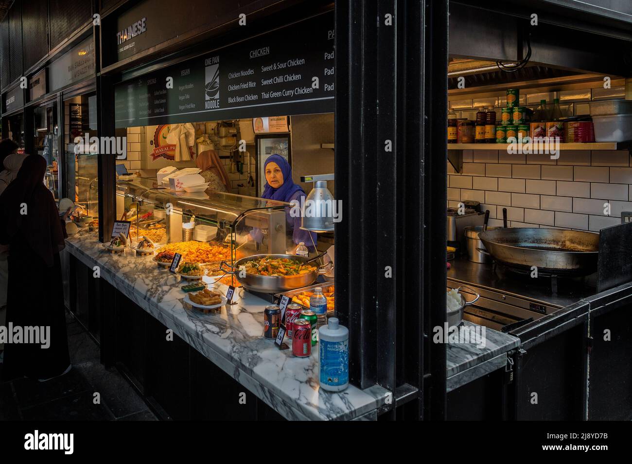 L'un des nombreux kiosques alimentaires servant une cuisine du monde entier au marché Camden. Banque D'Images