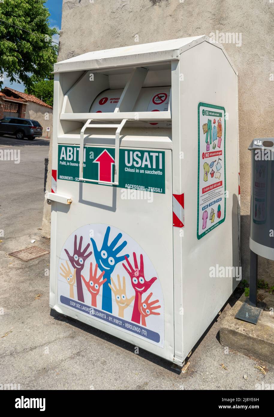 Dogliani, Italie - 17 mai 2022 : boîte de collecte du centre de recyclage pour la collecte des vêtements usagés Banque D'Images