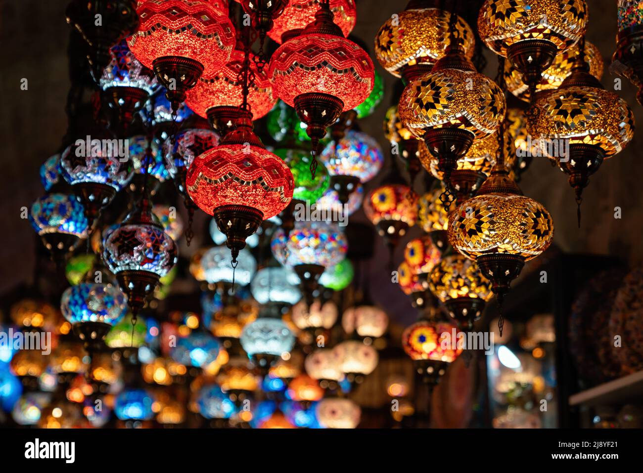 Lampes suspendues en verre de couleur orientale ou lanternes dans le bazar turc Banque D'Images