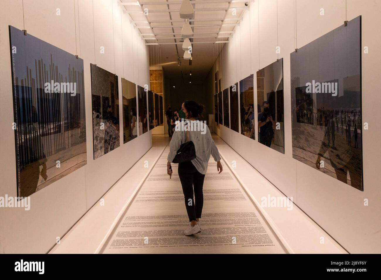 Athènes, Grèce. 18th mai 2022. Une femme visite le Musée national d'art contemporain d'Athènes (EMST) à Athènes, Grèce, le 18 mai 2022. La Grèce a marqué mercredi la Journée internationale des musées en ouvrant gratuitement les portes de tous ses musées au public.ALLER AVEC 'la Grèce marque la Journée internationale des musées' crédit: Marios Lolos/Xinhua/Alay Live News Banque D'Images