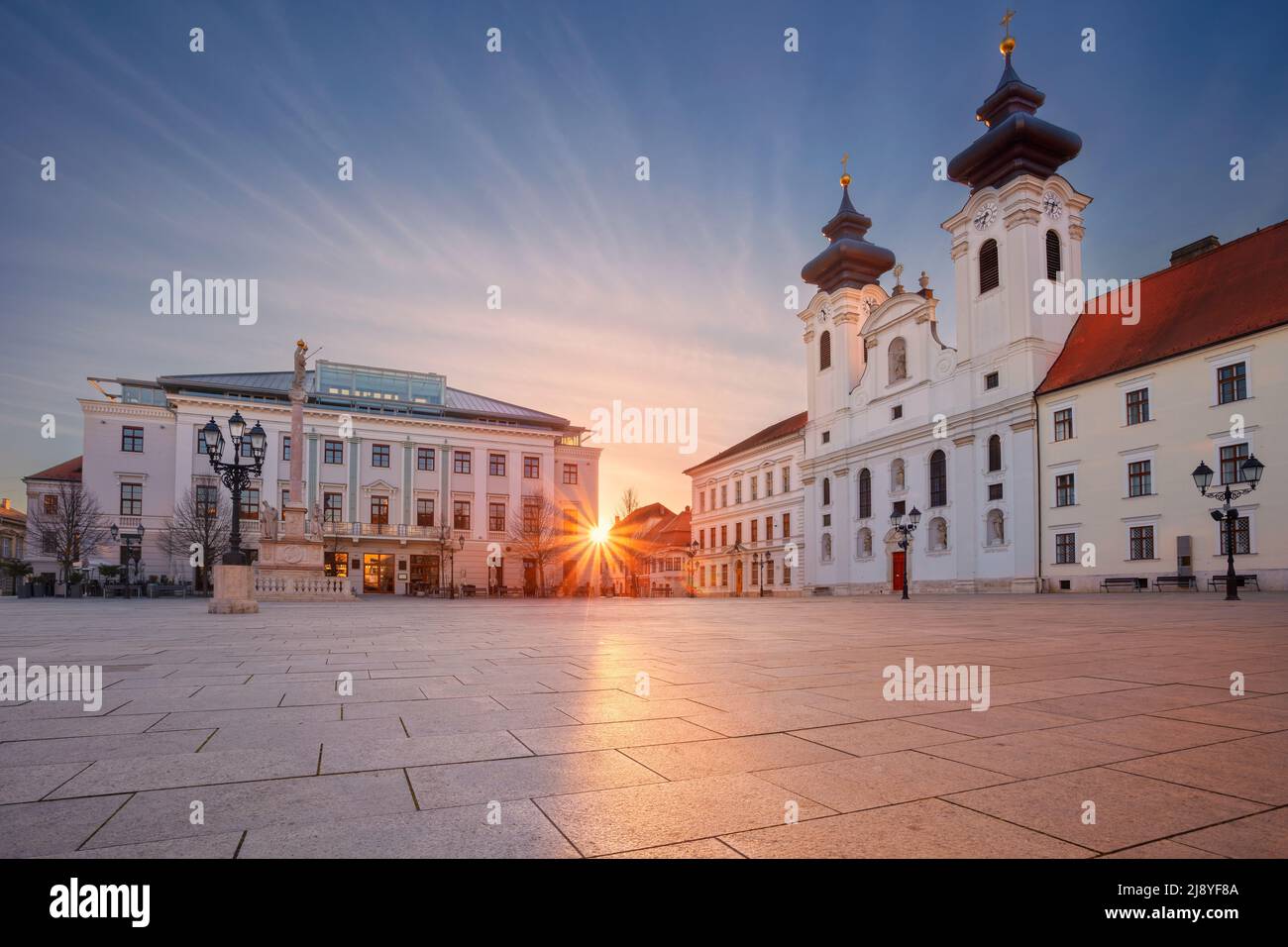 Gyor, Hongrie. Image de paysage urbain du centre-ville de Gyor, Hongrie avec la place Szechenyi au lever du soleil. Banque D'Images