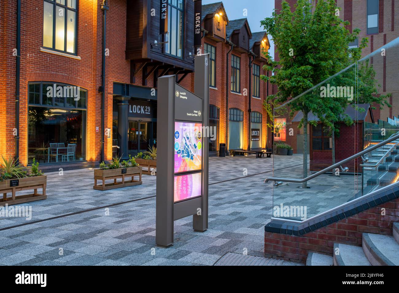Lock29 façade à Banbury à l'aube. Front de mer de Castle Quay. Banbury, Oxfordshire, Angleterre Banque D'Images