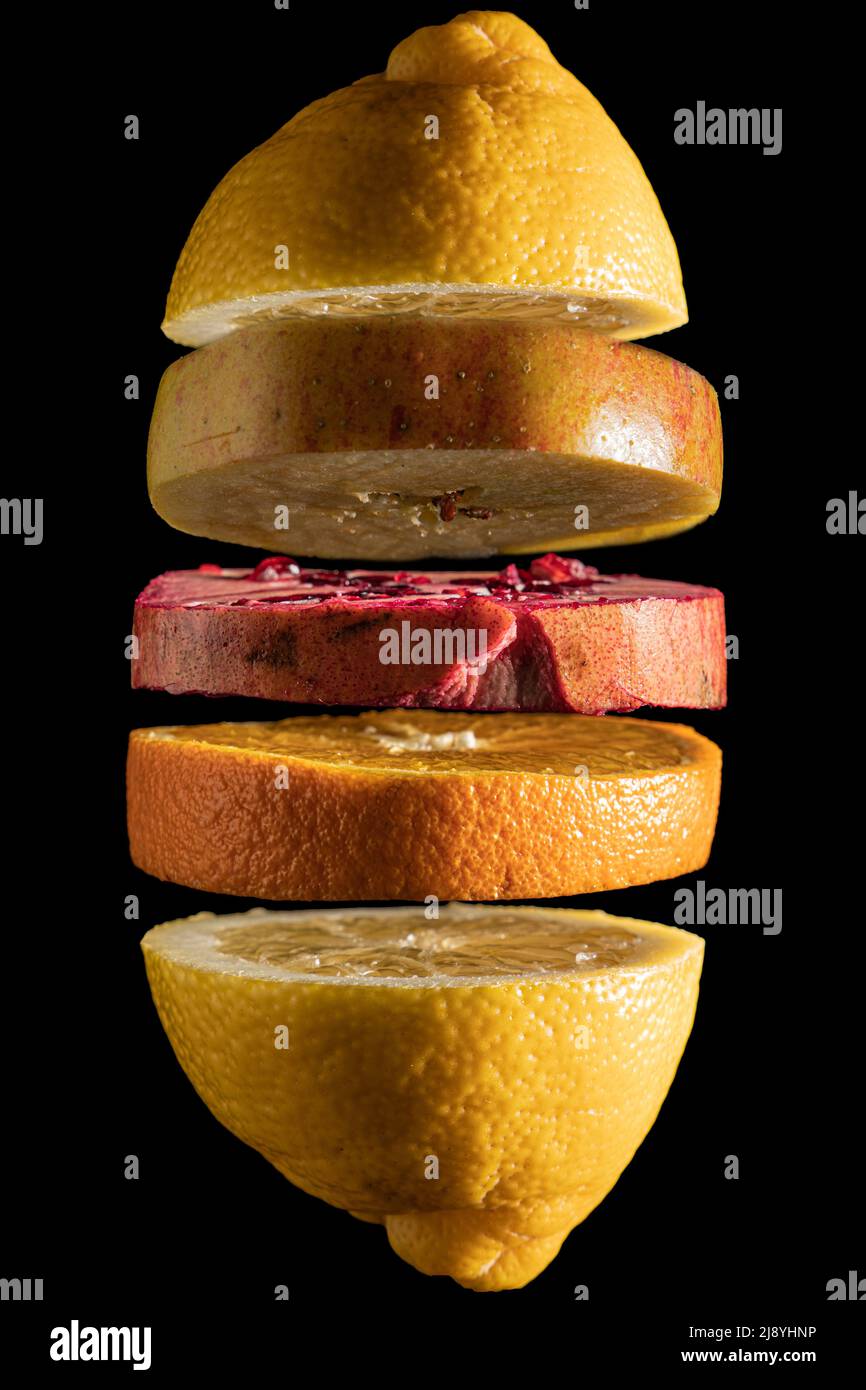 fruits tranchés flottants Banque D'Images