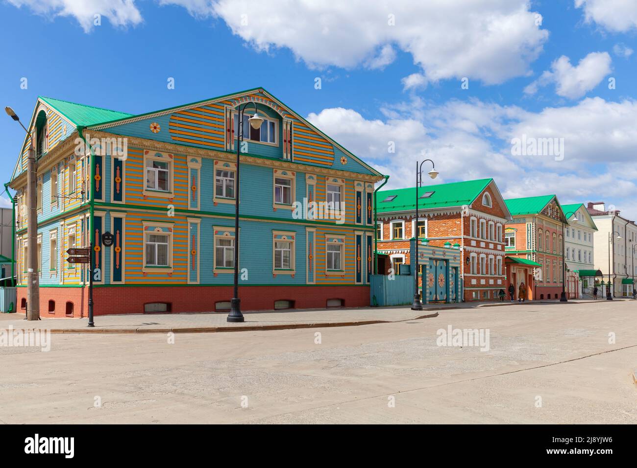 Kazan, Russie - 6 mai 2022: Old Tatar Sloboda vue sur la rue avec de vieilles maisons résidentielles colorées Banque D'Images