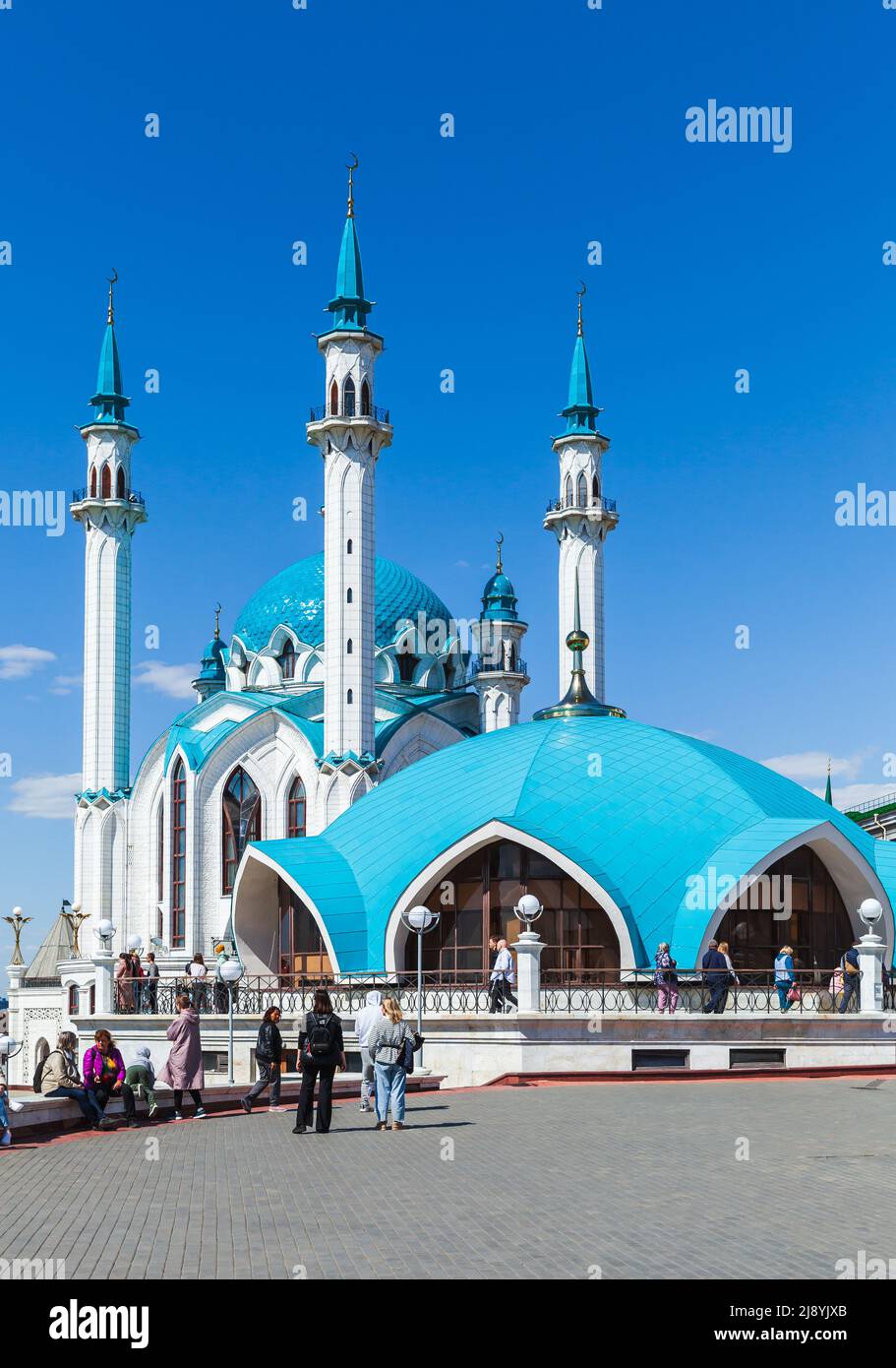 Kazan, Russie - 7 mai 2022 : extérieur de la mosquée de Kul Sharif un jour ensoleillé, les touristes marchent sur la place située dans le Kremlin de Kazan Banque D'Images