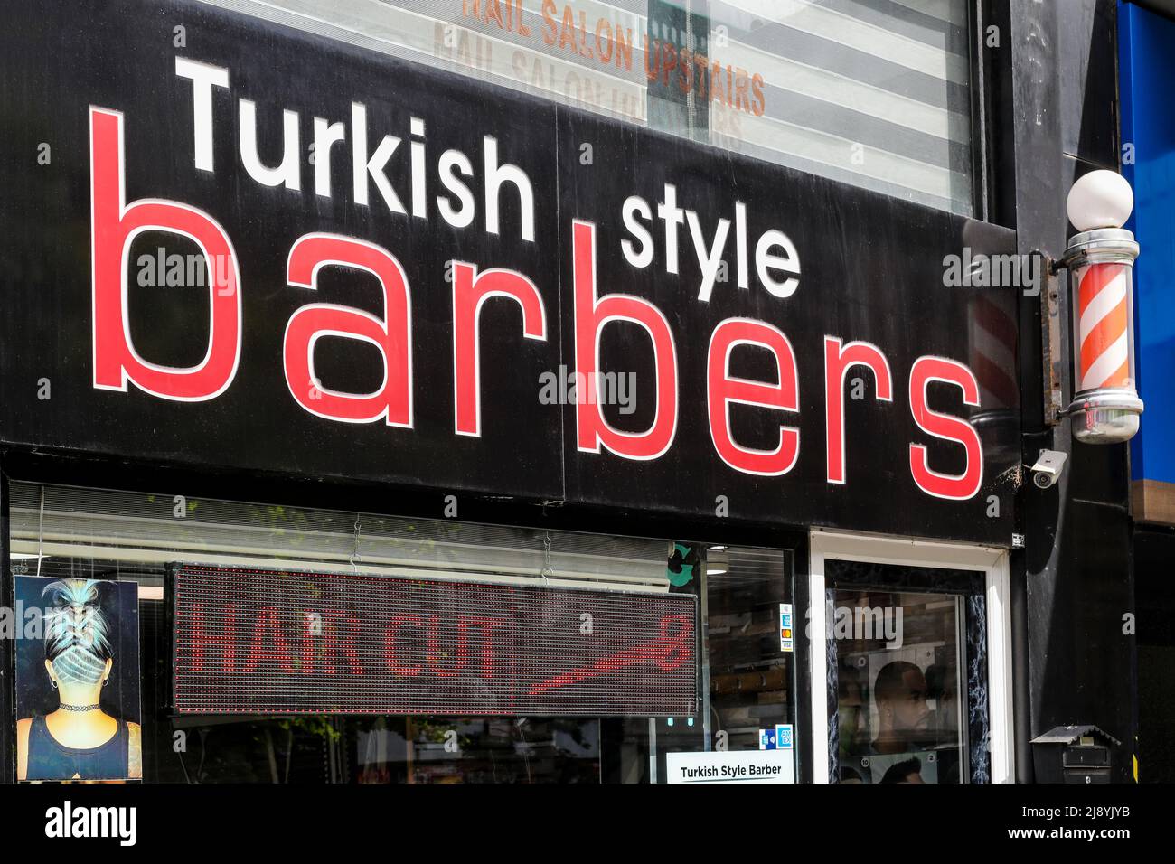 Enseigne pour un coiffeur et barbiers de style turc, Sauchiehall Street, Glasgow, Écosse, Royaume-Uni Banque D'Images