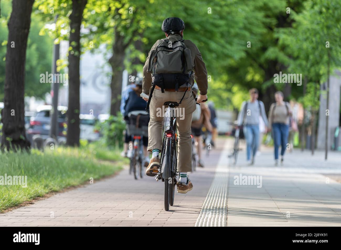 vue arrière d'un cycliste sur une piste cyclable de l'avenue Banque D'Images