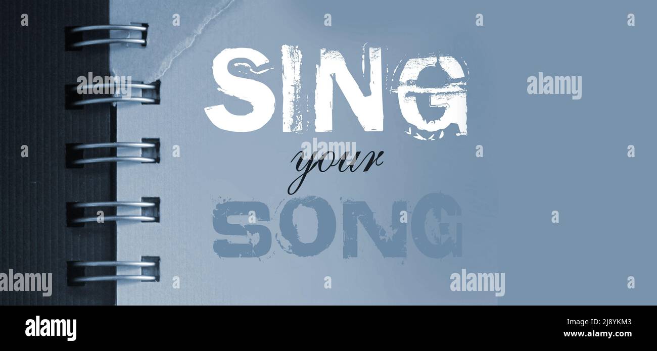 Chantez vos mots de chanson sur la page bleu ciel de coaaabok en blanc et en rose. Concept de musique. Banque D'Images