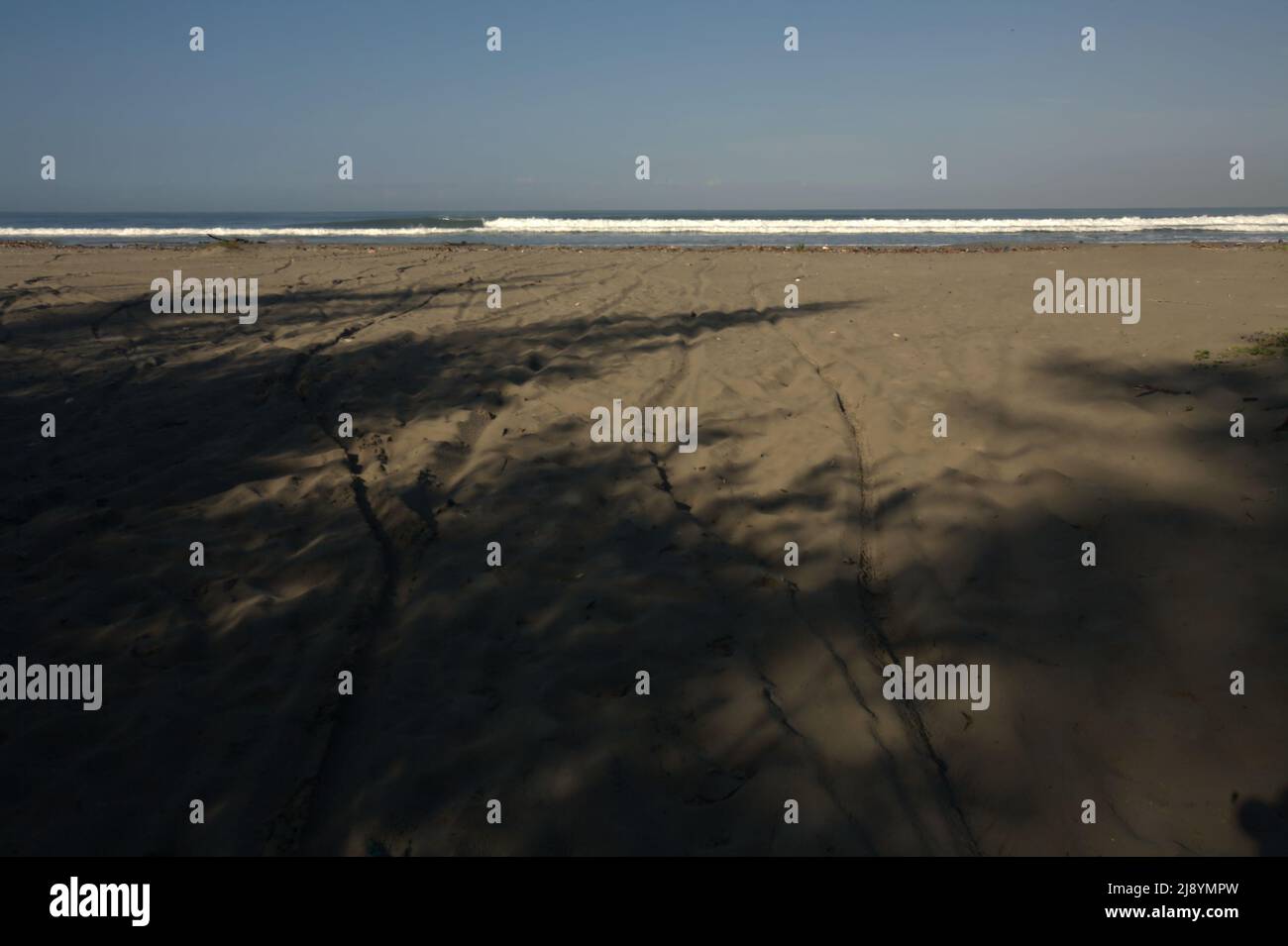 Une plage plate appelée Pantai Panjang face à l'océan Indien à Bengkulu, Sumatra, Indonésie. Banque D'Images