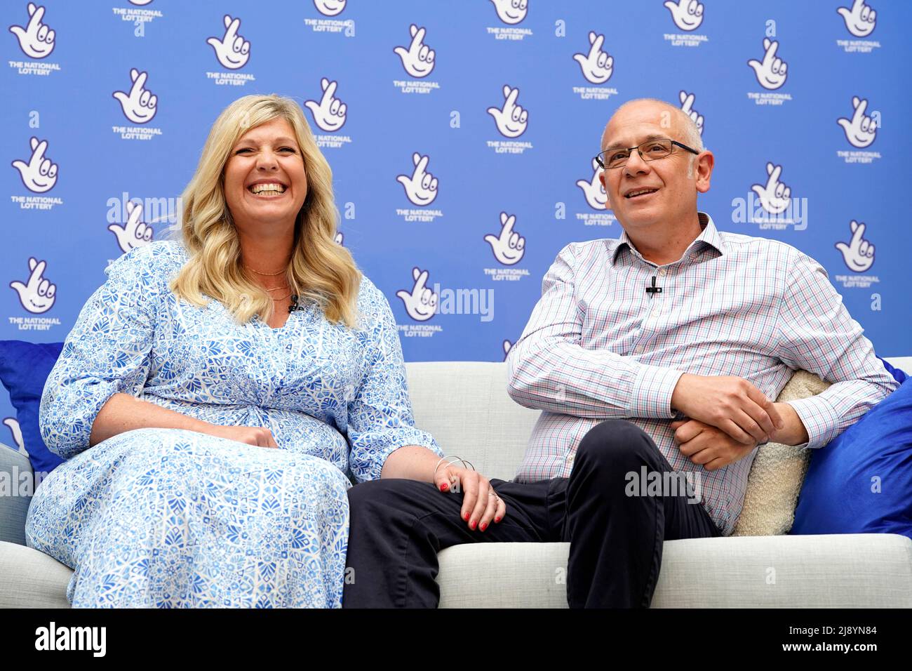 Joe Thwaite, 49 ans, et Jess Thwaite, 46 ans, de Gloucestershire fêtent après avoir remporté le jackpot record d'EuroMillions de 184M £ lors du tirage au sort du mardi 10 mai 2022, à l'Ellenborough Park Hotel, à Cheltenham, Gloucestershire. Date de la photo: Jeudi 19 mai 2022. Banque D'Images