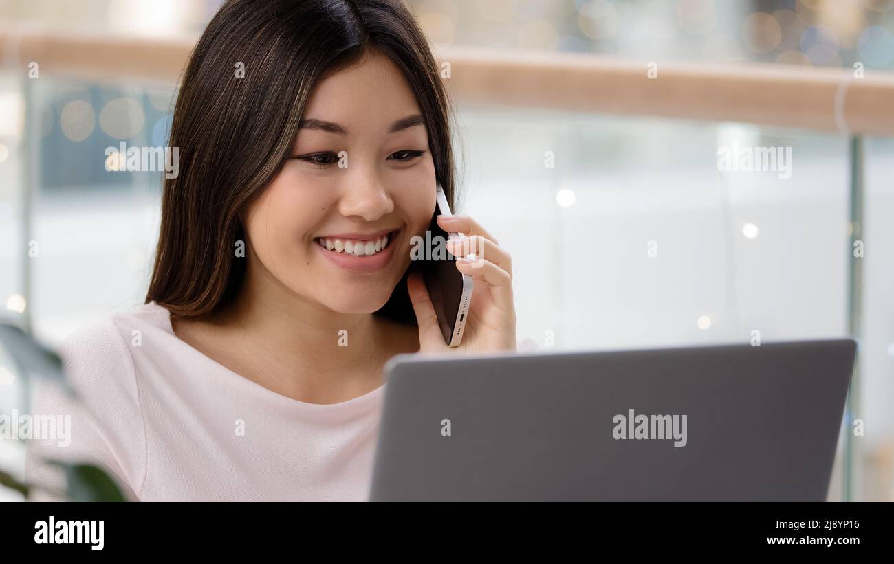 Headshot asian femme d'affaires professionnelle conseillère pigiste femme parlant au téléphone avec client consultation à distance chat avec un ami usi Banque D'Images