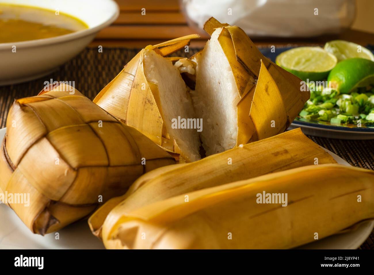 Le gâteau au riz (Ketopas) est cuit le riz emballé dans un contenant en forme de losange de pochette de feuilles de palmier tissées pour la fête de musulmans. EID Mubarak concept. Indo Banque D'Images