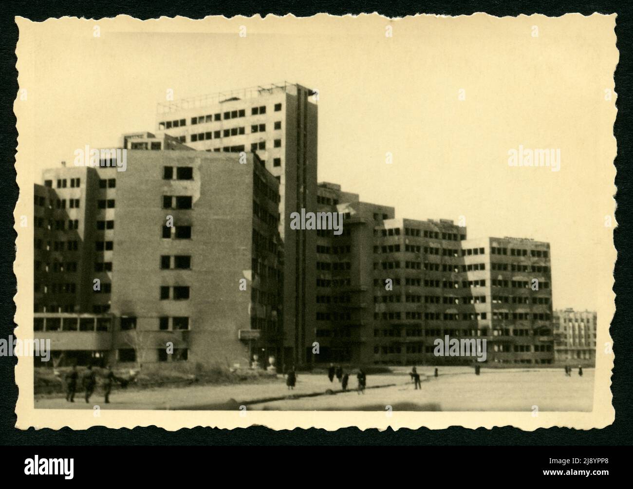 Europa, Ukraine, Charkow ( Charkiw ) , im 2. Weltkrieg, während der deutschen Besatzung, 1943 , Hochhäuser, fotografiert von dem Pionier Bruno Feltz . / Europe, Ukraine, Kharkiv, dans WW II , blocs de tour , pendant l'occupation allemande, 1943 , photographe le pionnier Bruno Feltz . Banque D'Images