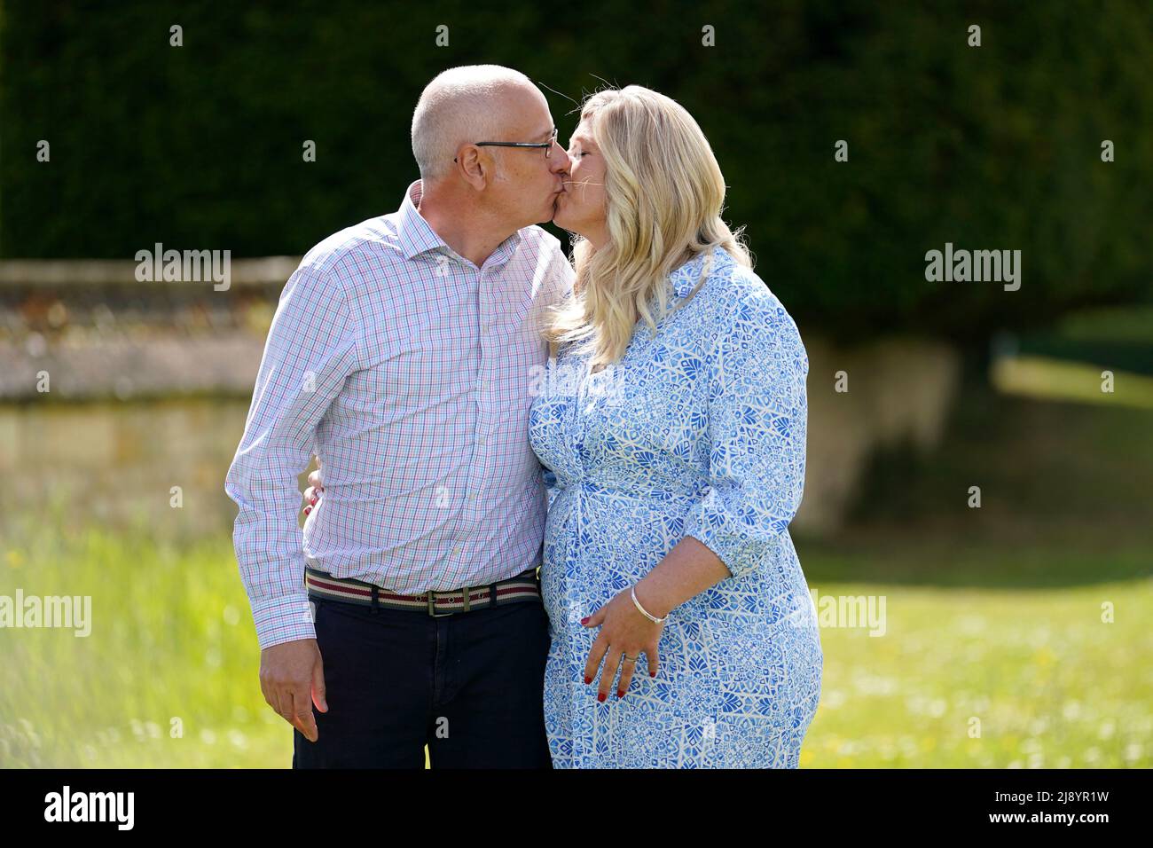 Joe Thwaite, 49 ans, et Jess Thwaite, 46 ans, de Gloucestershire fêtent avec un baiser après avoir remporté le jackpot record d'EuroMillions de Â 184M euros du tirage au sort le mardi 10 mai 2022, à l'Ellenborough Park Hotel, à Cheltenham, Gloucestershire. Date de la photo: Jeudi 19 mai 2022. Banque D'Images