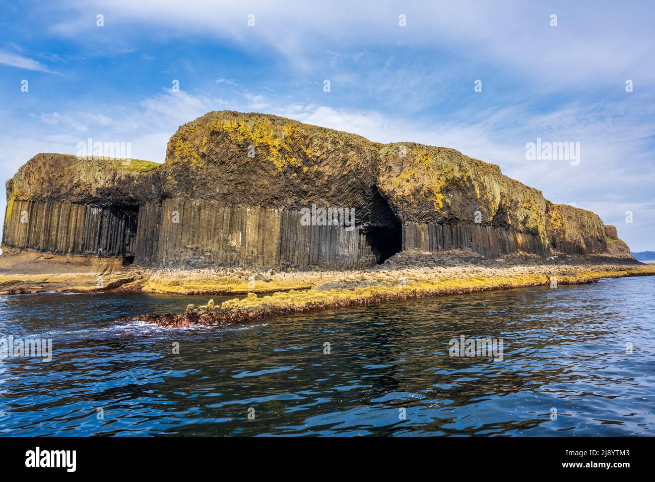 Au départ de Staffa, vue sur les falaises spectaculaires avec la grotte de Fingal sur la droite, île de Staffa, Hébrides intérieures, Écosse, Royaume-Uni Banque D'Images