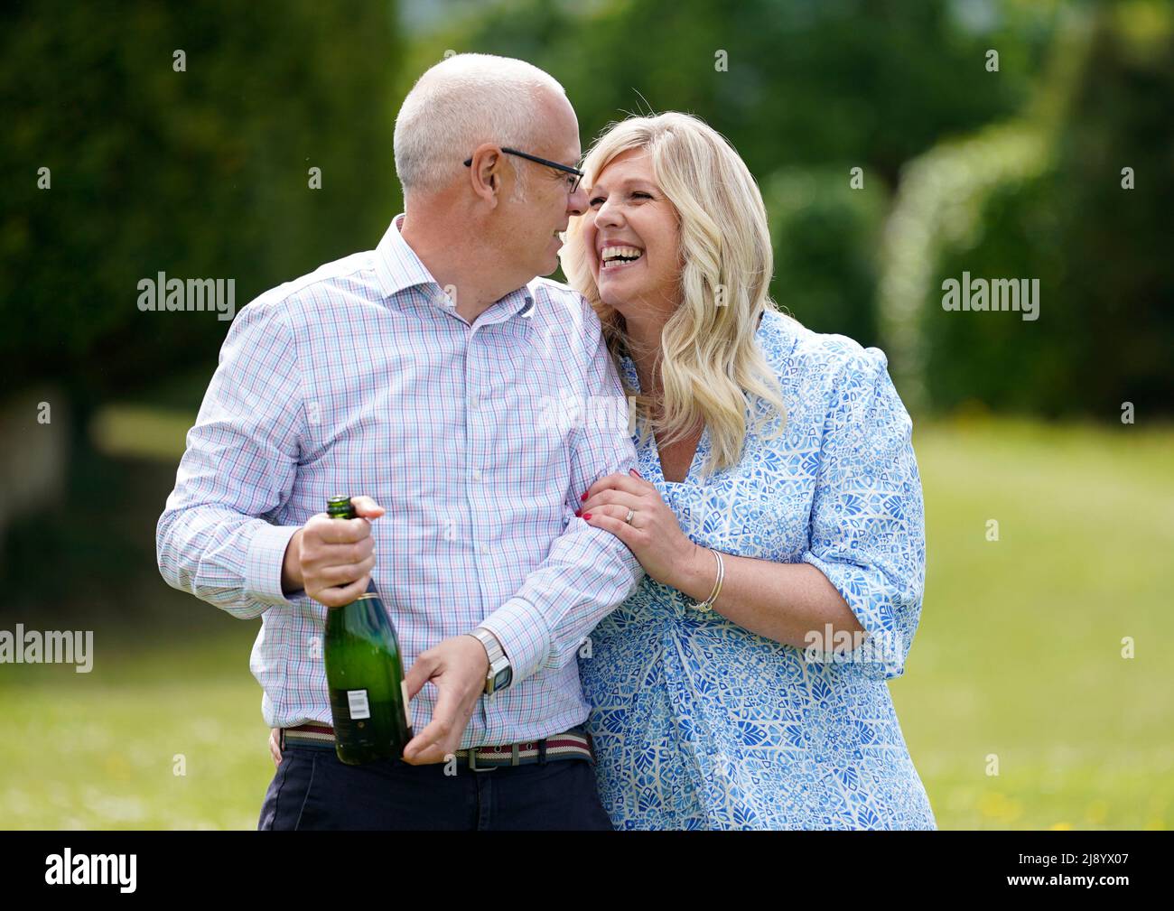 Joe Thwaite, 49 ans, et Jess Thwaite, 46 ans, de Gloucestershire fêtent après avoir remporté le jackpot record d'EuroMillions de 184M £ lors du tirage au sort du mardi 10 mai 2022, à l'Ellenborough Park Hotel, à Cheltenham, Gloucestershire. Date de la photo: Jeudi 19 mai 2022. Banque D'Images