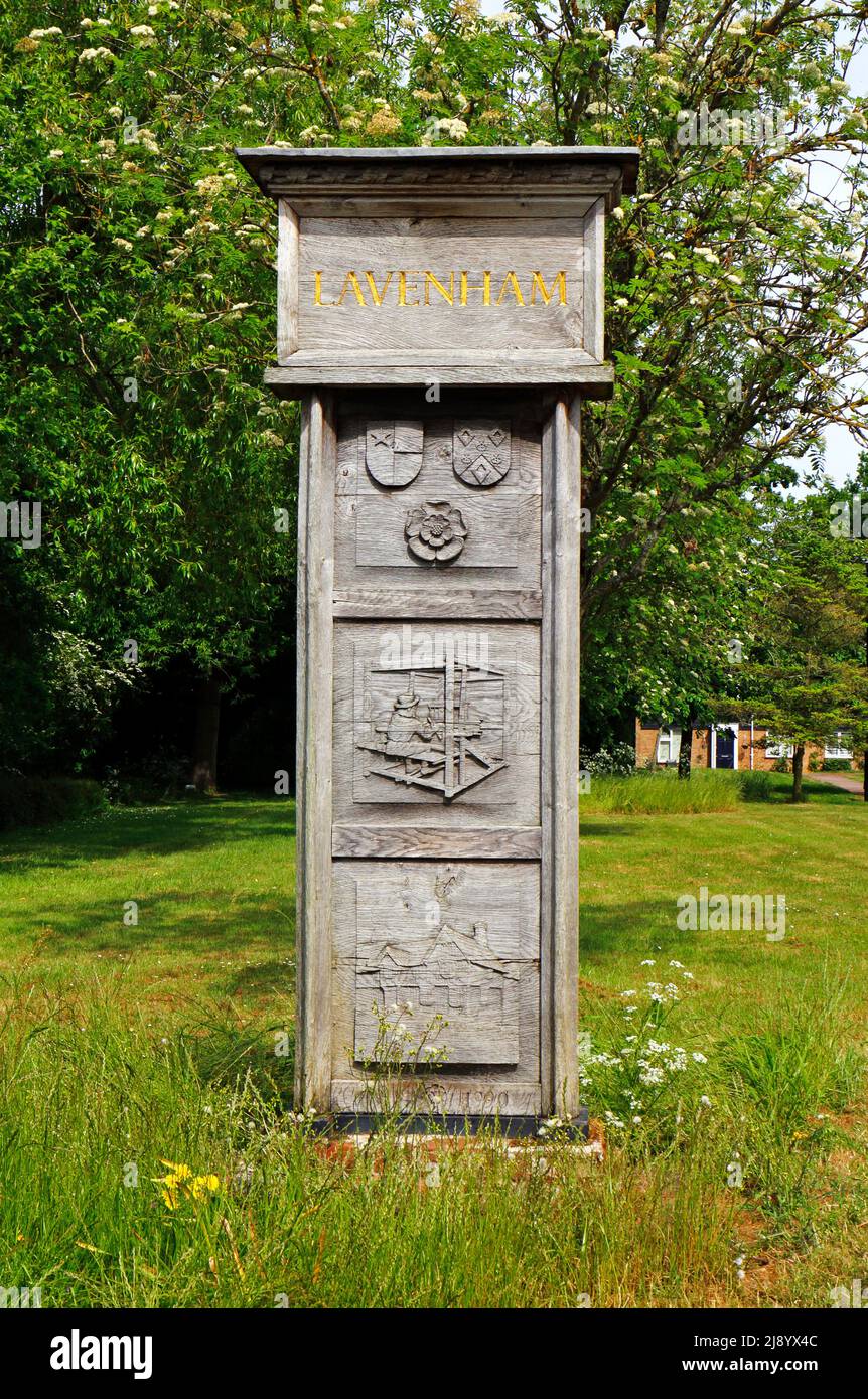 Une vue sur le panneau en bois sculpté du village avec des panneaux par l'église paroissiale dans le village médiéval de Lavenham, Suffolk, Angleterre, Royaume-Uni. Banque D'Images