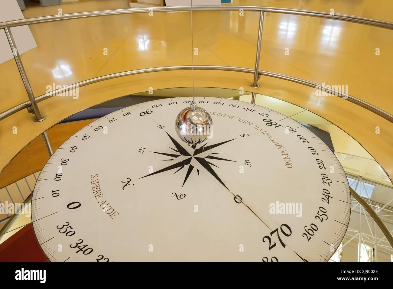 Le pendule Foucault s'est arrêté avec la photographie à grande vitesse en passant au-dessus de la rose du compas. Texte 'Omnia mutantur, nihil interit Sappere aude' signifie toujours Banque D'Images