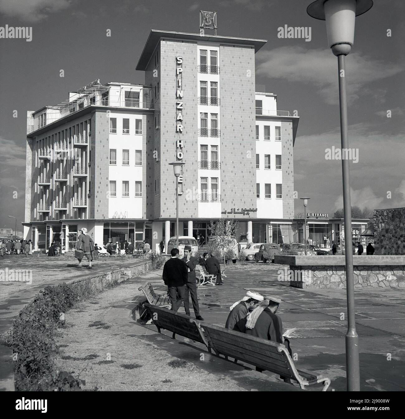1960s, historique, Kaboul, Afghanistan, vue sur la place jusqu'à l'hôtel Spinzar. Bureau d'Air France à côté. À cette époque, la Spinzar Cotton Company de Kunduz était l'un des plus grands fournisseurs de coton au monde et fabriquait aussi de la porcelaine et exploitait des hôtels et des cinémas. En 60s et jusqu'à la fin de 70s, Kaboul est devenue une destination touristique, particulièrement connue sous le nom de lieu de l'épreuve 'hippie'. Tout cela s'est terminé en 1978 lorsque le Président Daoud a été assassiné et en 1979, l'Union soviétique a envahi le pays et son armée a pris la relève de Kaboul. Banque D'Images