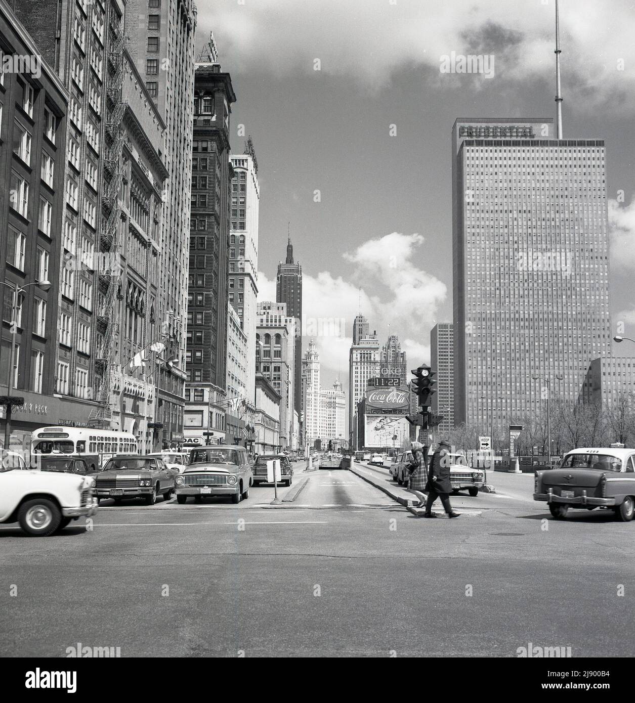 1960s, photo historique de J Allan Cash de N. Michigan Ave, Chicago, États-Unis, montrant la Maremont Bldg, Prudential bloc de bureau et les automobiles américaines de l'époque. Le siège central américain de la compagnie d'assurance américaine Prudential était un bâtiment de 41 étages achevé en 1955, et son importance est qu'il a été le premier gratte-ciel construit à Chicago depuis la Grande Dépression de 1930s et la Seconde Guerre mondiale. La sortie et l'entrée du parking souterrain au garage Grant Park (sud), une place de stationnement municipale géante de trois niveaux et 1 800 places. Banque D'Images