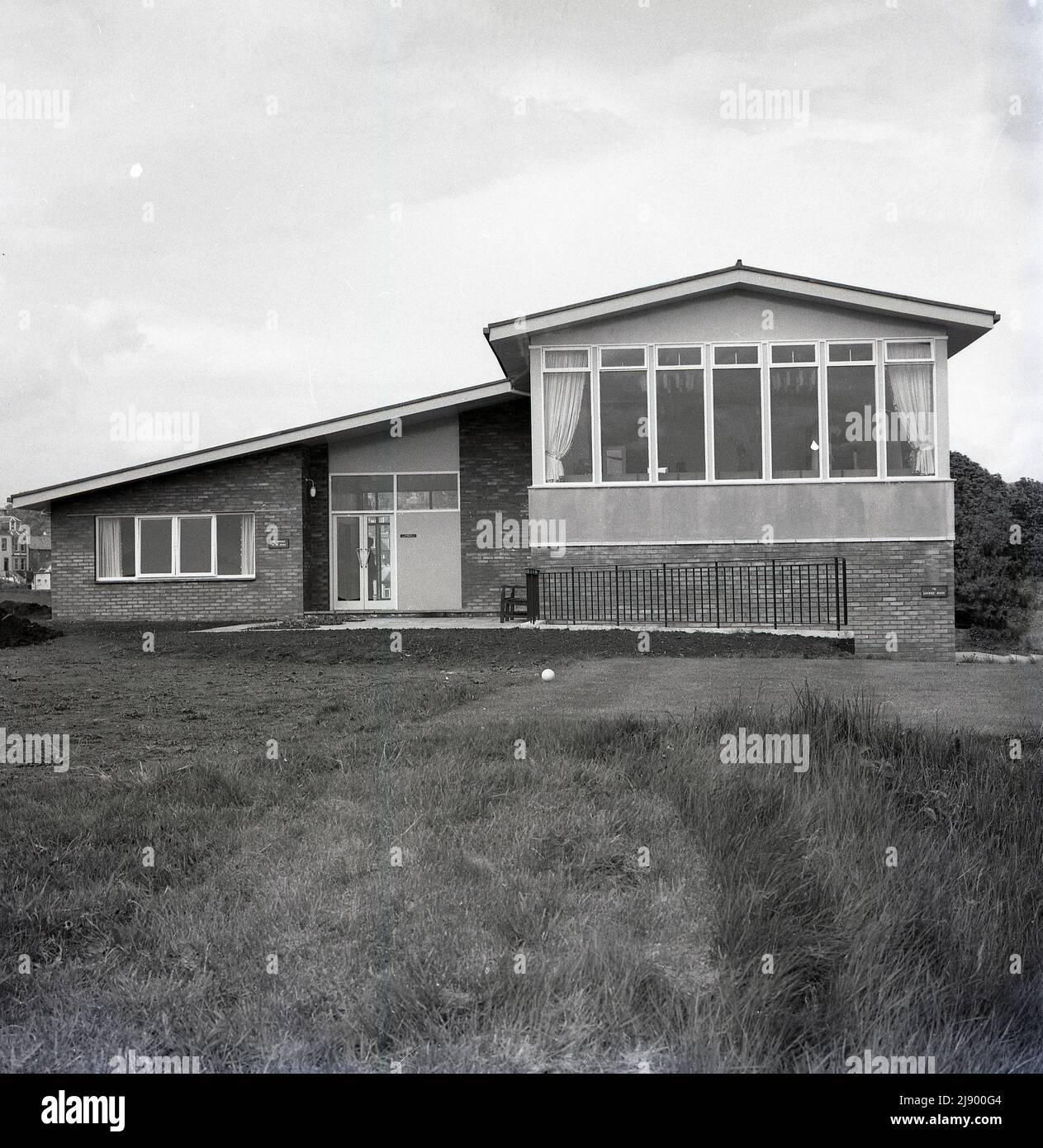 1960s, historique, nouveau clubhouse, Aberdour Golf Club, Fife, Écosse. Le club de golf a été établi en 1896 sur un parc par le Firth of Forth et avait un pavillon d'un étage construit en 1920s. Au milieu de l'année 60s, il a été démoli et un nouveau pavillon vu ici a été construit dans un style architectural « moderne » commun à l'époque. Banque D'Images
