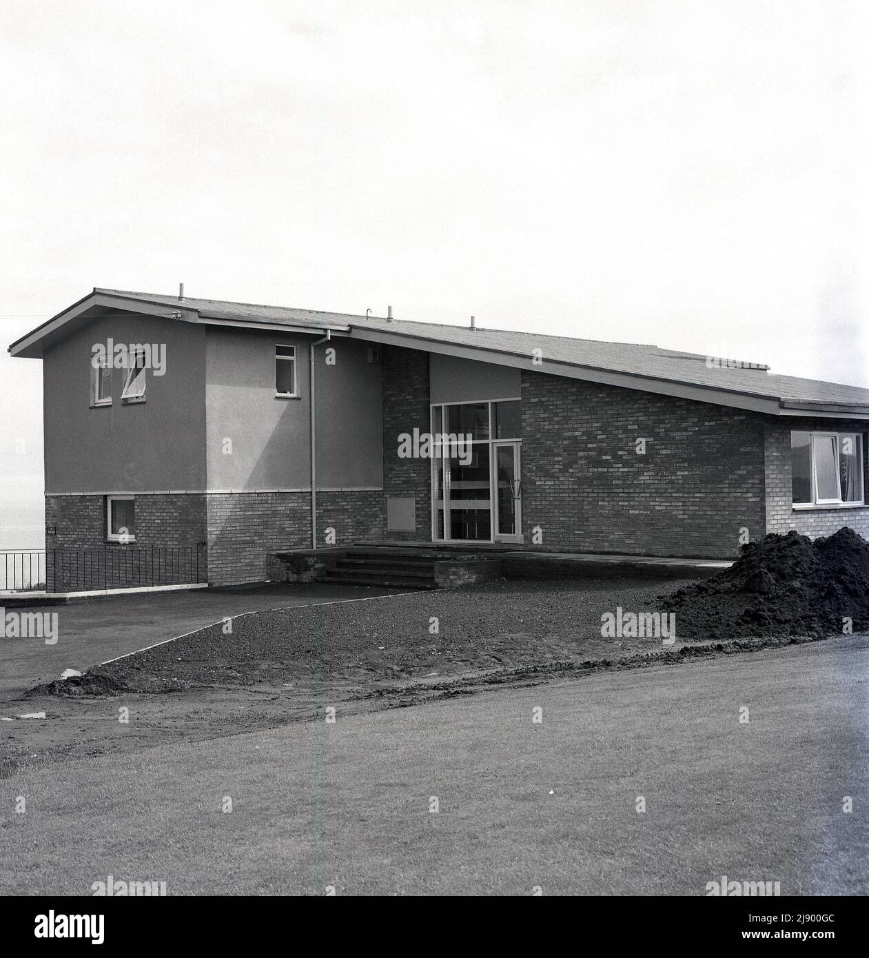 1960s, historique, nouveau clubhouse, Aberdour Golf Club, Fife, Écosse. Le club de golf a été établi en 1896 sur un parc par le Firth of Forth et avait un pavillon d'un étage construit en 1920s. Au milieu de l'année 60s, il a été démoli et un nouveau pavillon vu ici a été construit dans un style architectural « moderne » commun à l'époque. Banque D'Images