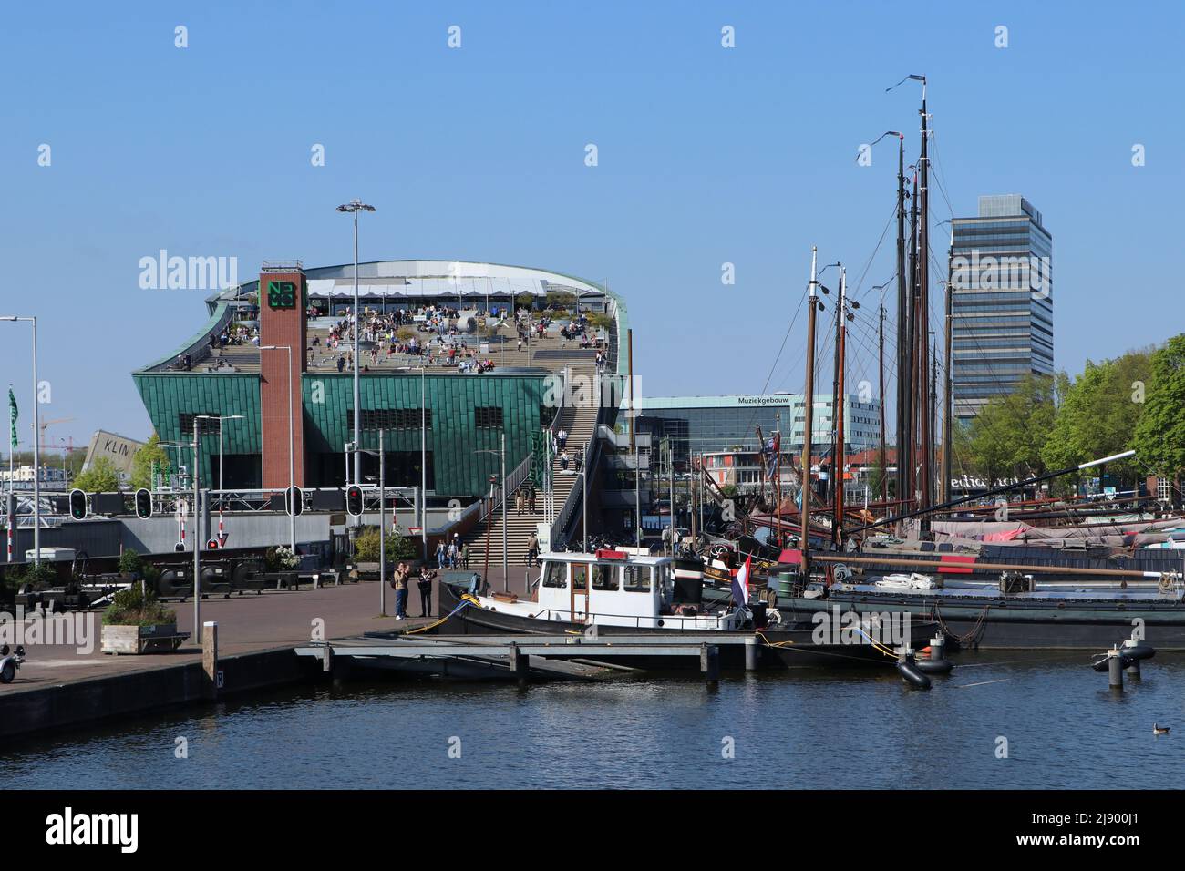 Terrasse sur le toit du musée des sciences Nemo, sur la rivière IJ à Amsterdam, aux pays-Bas Banque D'Images