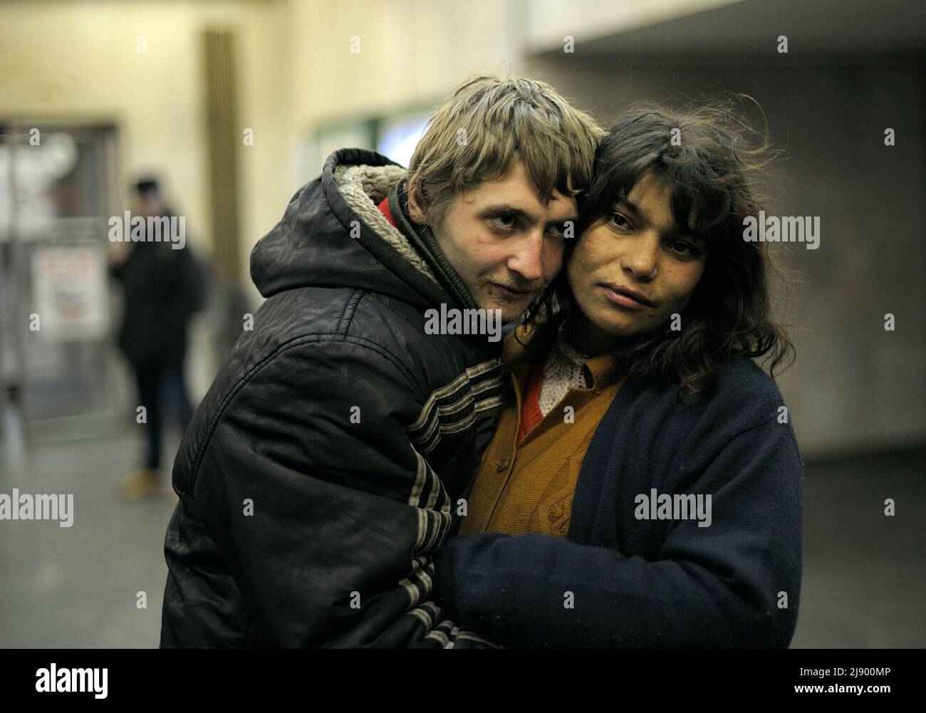 Les jeunes gitans sales, garçons et filles, se brandissent dans un passage souterrain. 4 mars 2012. Kiev, Ukraine Banque D'Images