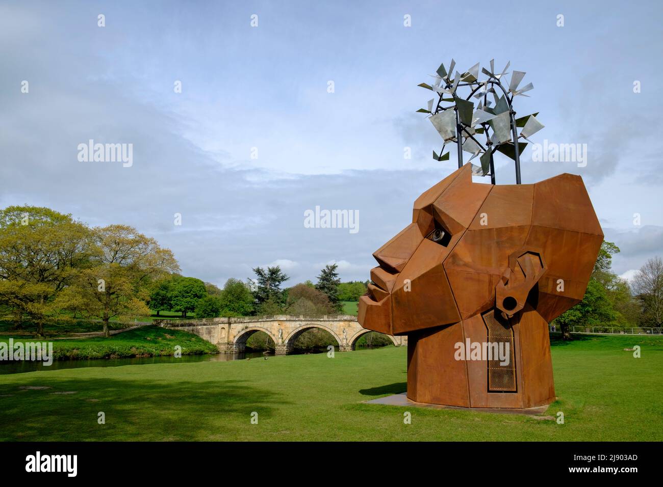 La sculpture Flybrary Chatsworth House l'exposition de sculpture de l'Art of Burning Man Derbyshire Banque D'Images