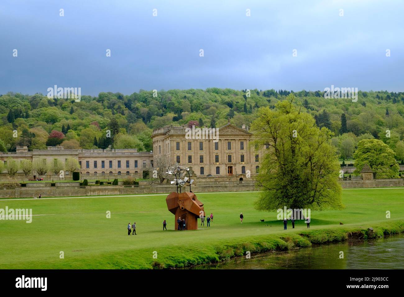 La sculpture Flybrary Chatsworth House l'exposition de sculpture de l'Art of Burning Man Derbyshire Banque D'Images