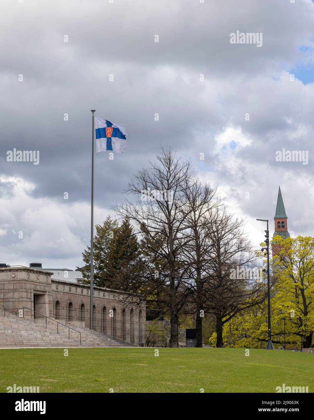 Drapeau du gouvernement finlandais en vol lors d'une journée de printemps venteuse Banque D'Images