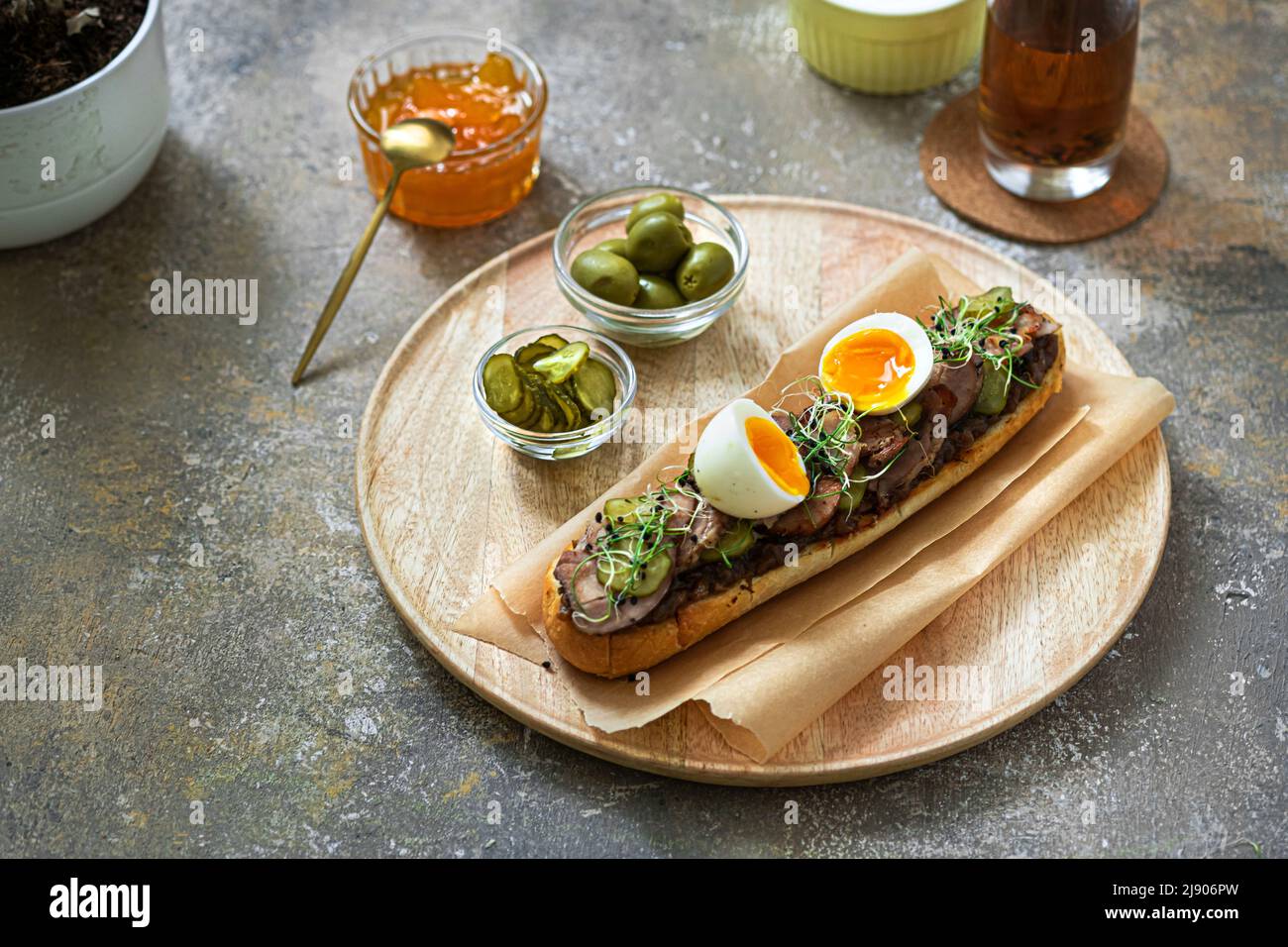 Sandwich maison avec dinde, cornichons et œufs pour le petit déjeuner, espace copie Banque D'Images