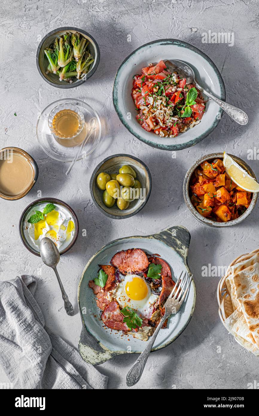 Petit déjeuner turc sain, servi dans un cadre blanc et lumineux le matin Banque D'Images