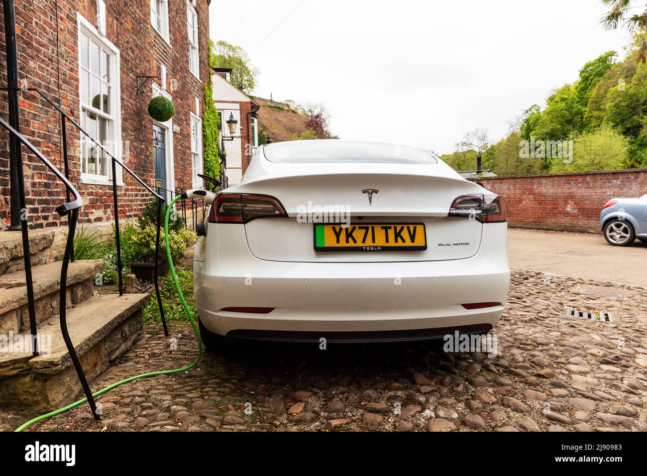 Tesla,voiture Tesla,recharge de voiture Tesla,voiture électrique Tesla,voiture branchée,Tesla EV,Tesla point de recharge de voiture,chargeur de voiture,recharge de voiture,voiture branchée sur secteur Banque D'Images