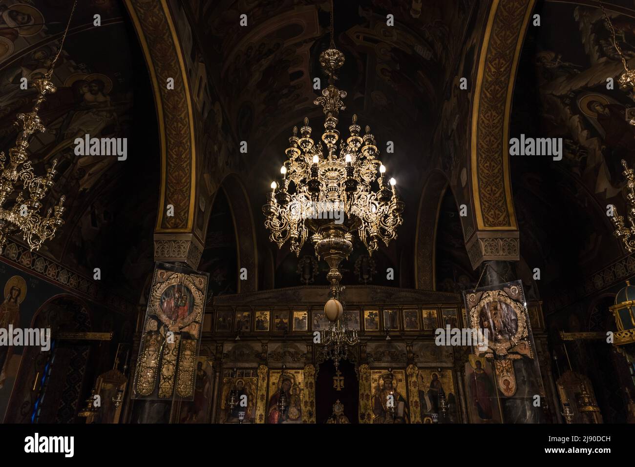 Athènes, Attique - Grèce - 12 26 2019 Une église grecque Orthodx avec un plafond décoré d'or Banque D'Images