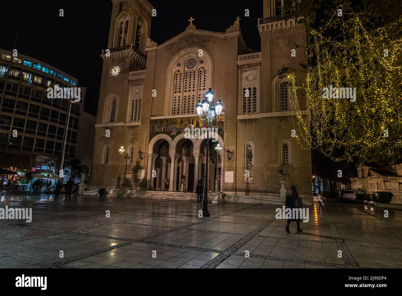 Athènes, Attica - Grèce - 12 26 2019 personnes marchant sur la place Mitropoleos la nuit avec Noël Banque D'Images