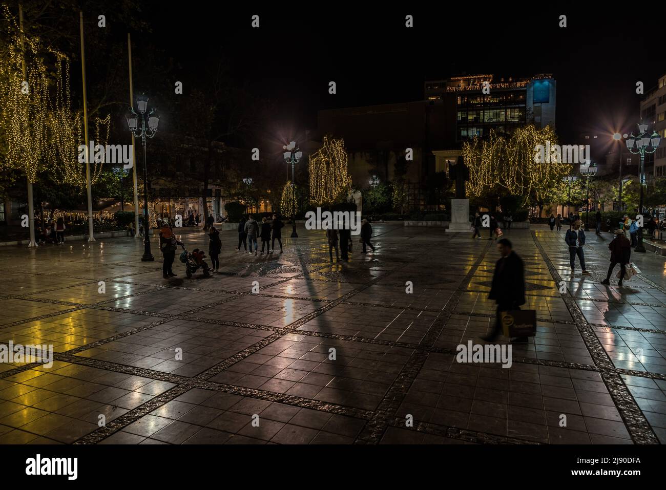 Athènes, Attica - Grèce - 12 26 2019 personnes marchant sur la place Mitropoleos la nuit avec Noël Banque D'Images