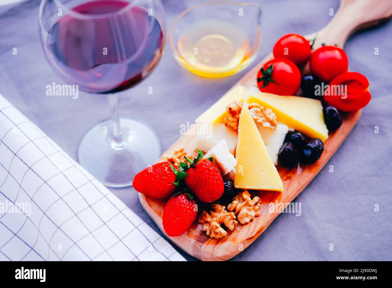 Deux verres de vin et assiette de fromage.Apéritif Photo Stock - Alamy