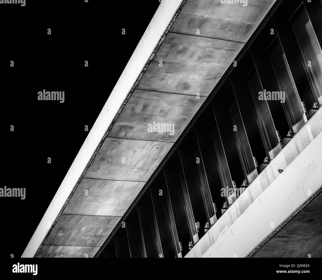 Lignes et formes abstraites, détail d'un bâtiment contemporain en béton avec manipulation numérique, Athènes, Grèce Banque D'Images